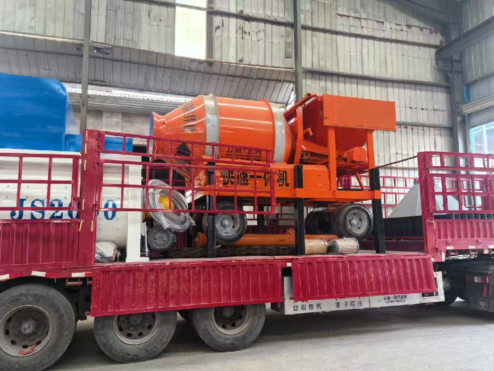The site of the JS2000 concrete mixer and drum mixer sent by Longye Machinery to Kazakhstan